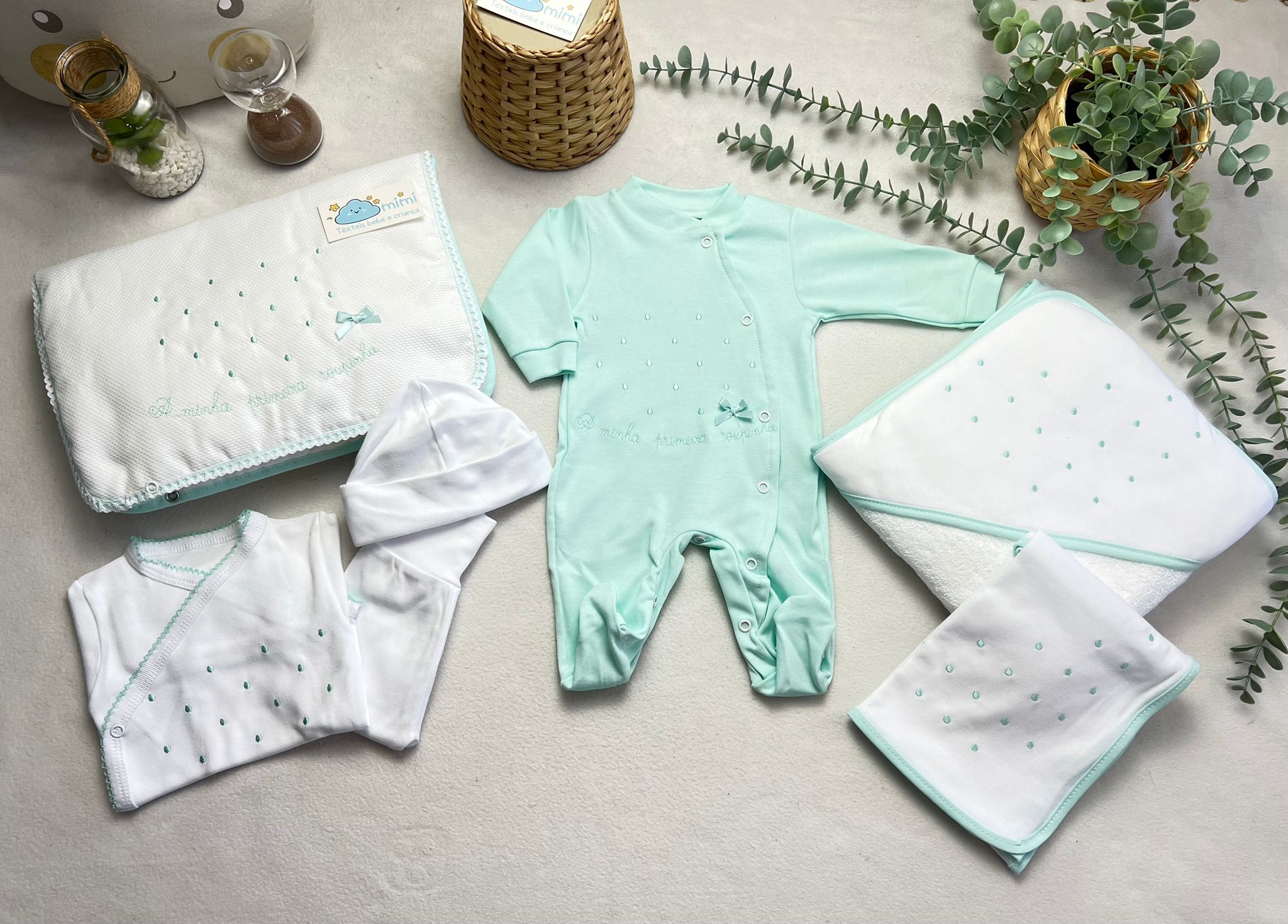 Kit 1ª Roupinha Pintinhas Verde Água (Primavera)