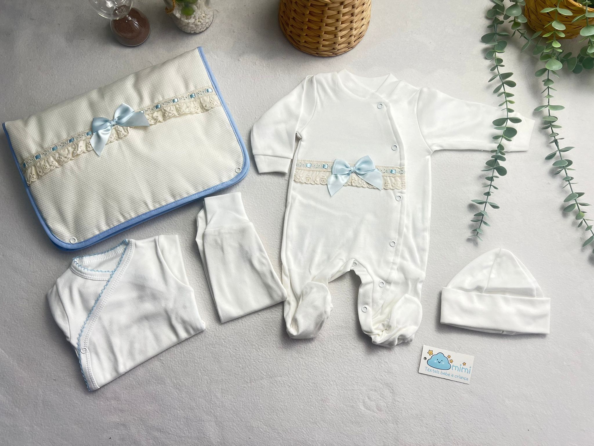 Kit 1ª Roupinha Bordado Inglês Azul (Primavera)