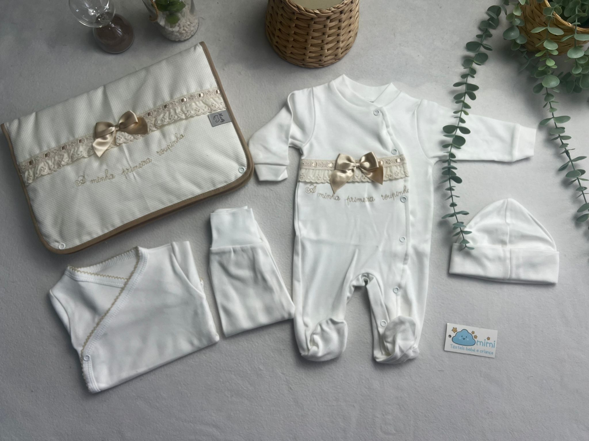 Kit 1ª Roupinha Bordado Inglês Pérola (Primavera)